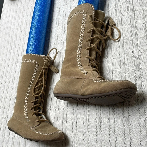 Lands’ End Sz 5 suede moccasin boots. Laces Sherpa lining. 11” tall “x” detail - Picture 8 of 13